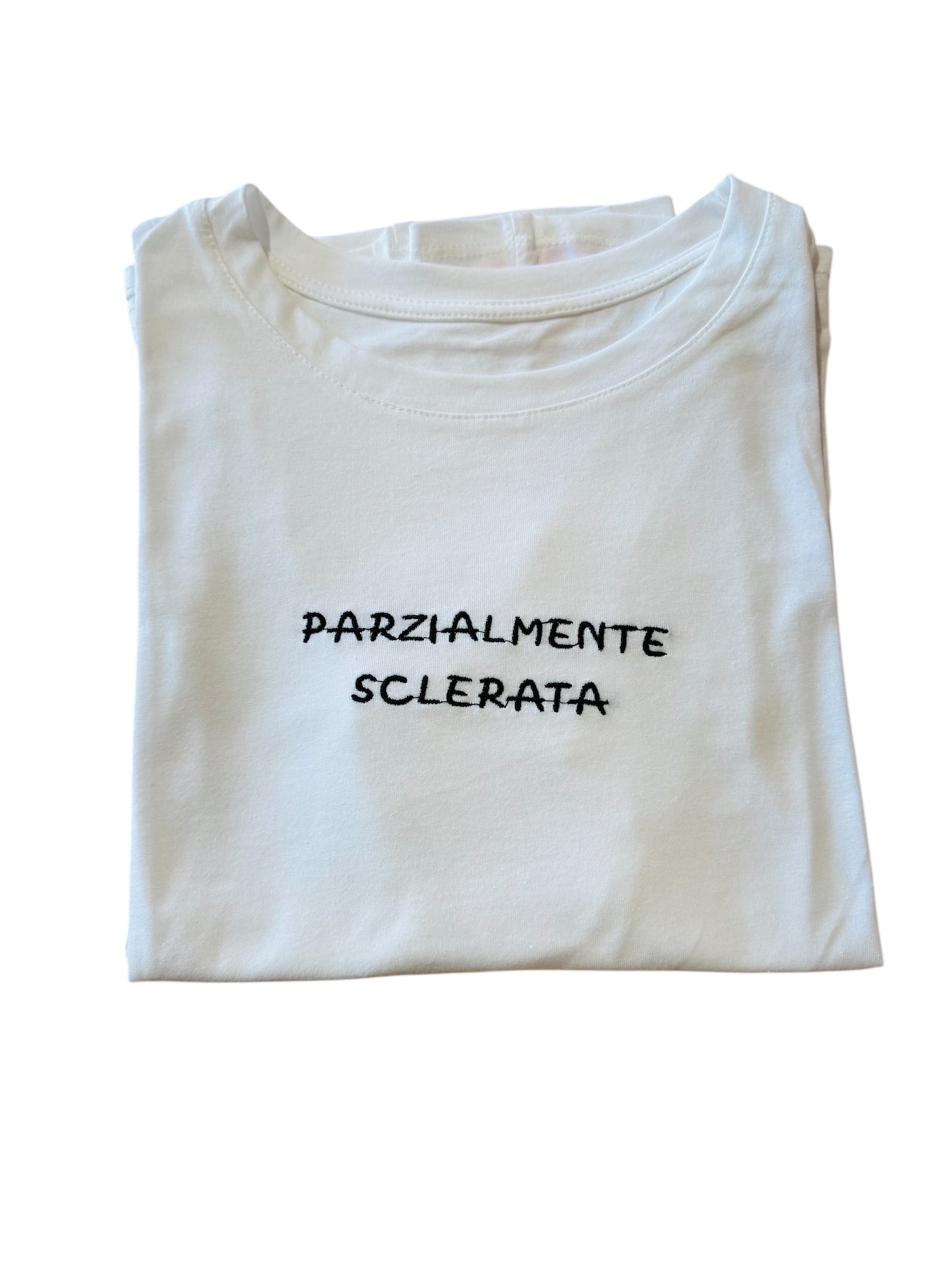 T-shirt bianca con frase -133100