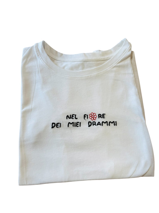 T-shirt bianca con frase -133100
