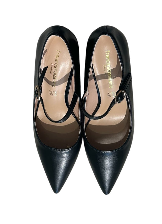 Decolletè in pelle nero con cinturino -A0822NE