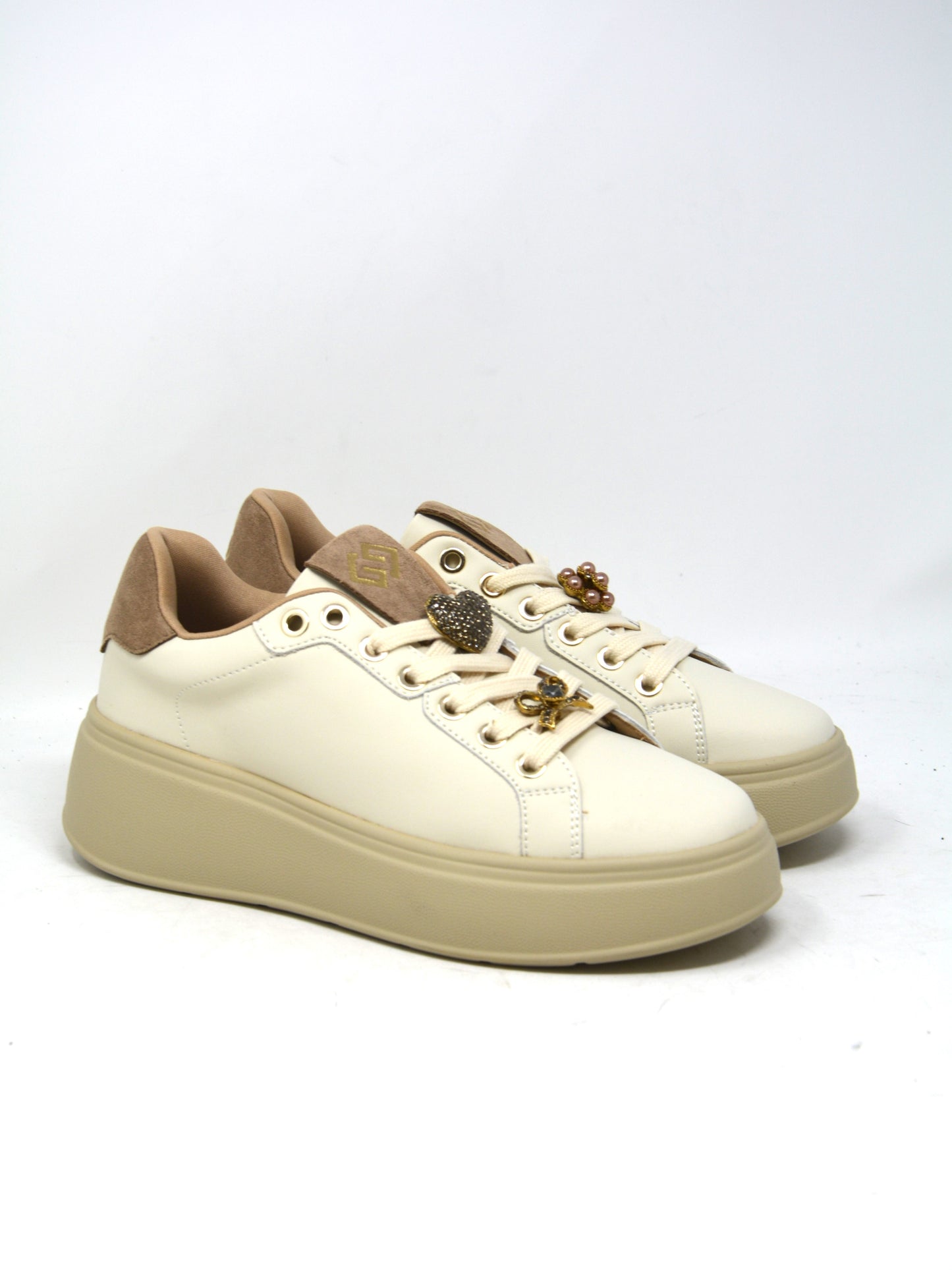 Sneaker fondo alto con accessori -GB971