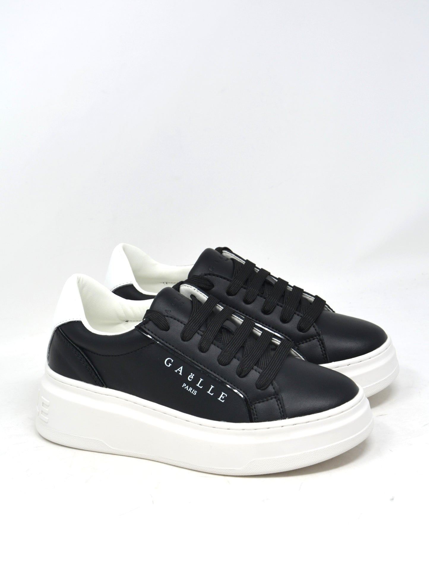 Sneaker nera in pelle -W01477