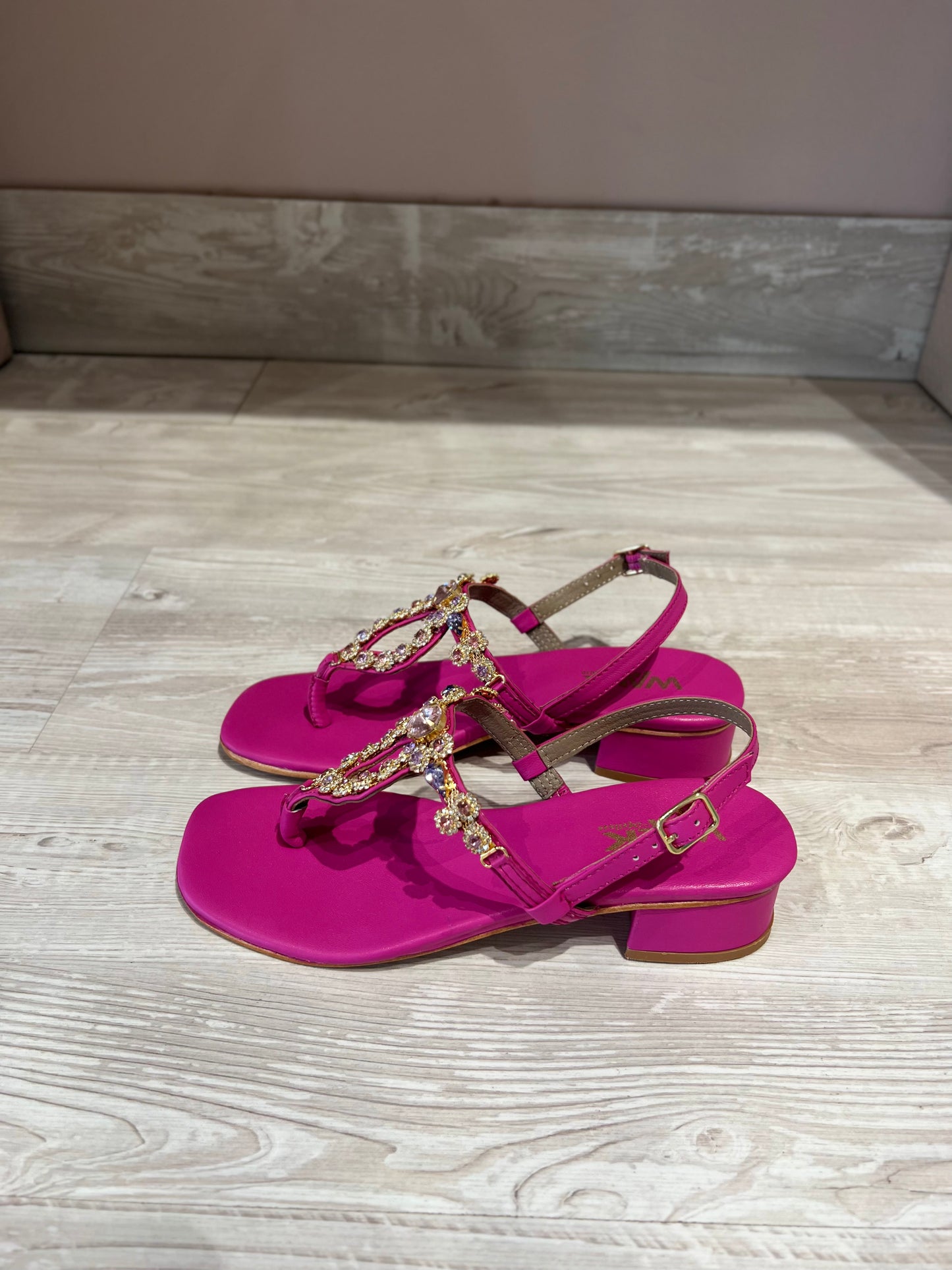 Sandalo infradito con tacco e accessorio multicolor fucsia -K58019