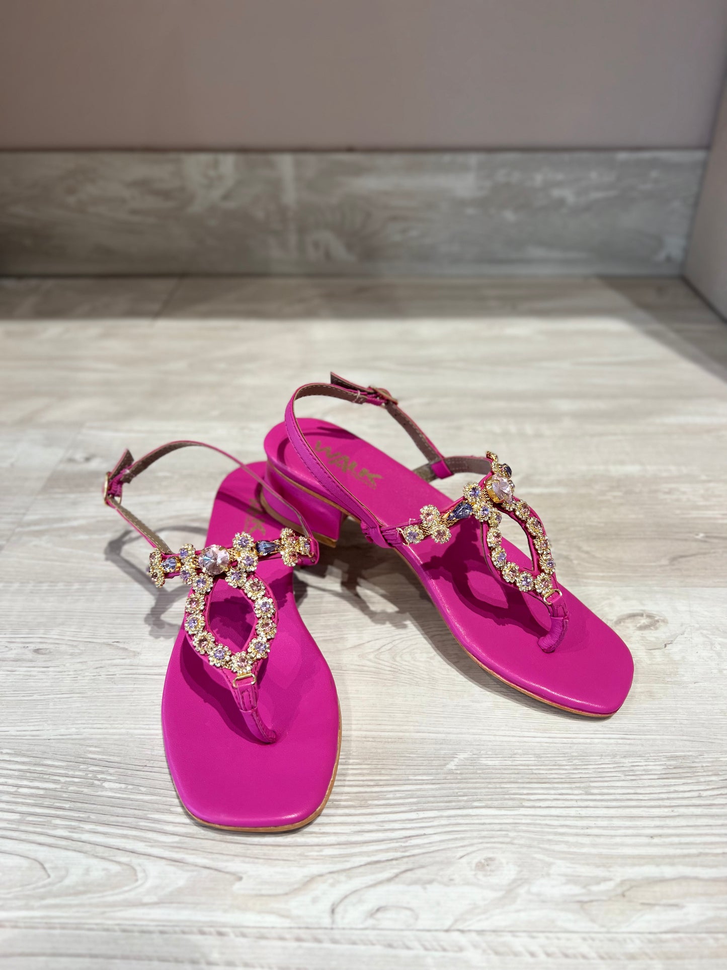 Sandalo infradito con tacco e accessorio multicolor fucsia -K58019