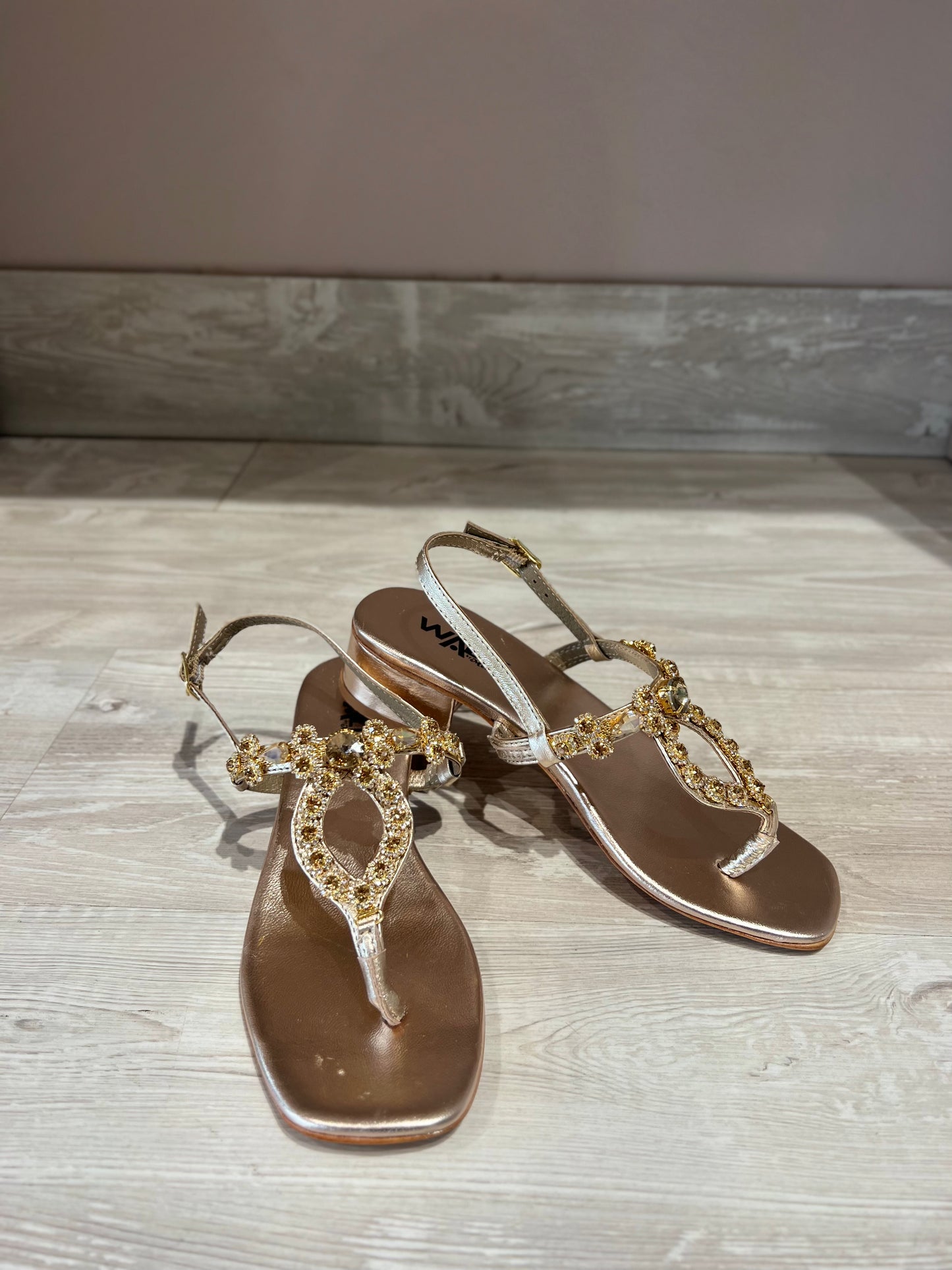 Sandalo infradito con tacco e accessorio multicolor oro -K58019