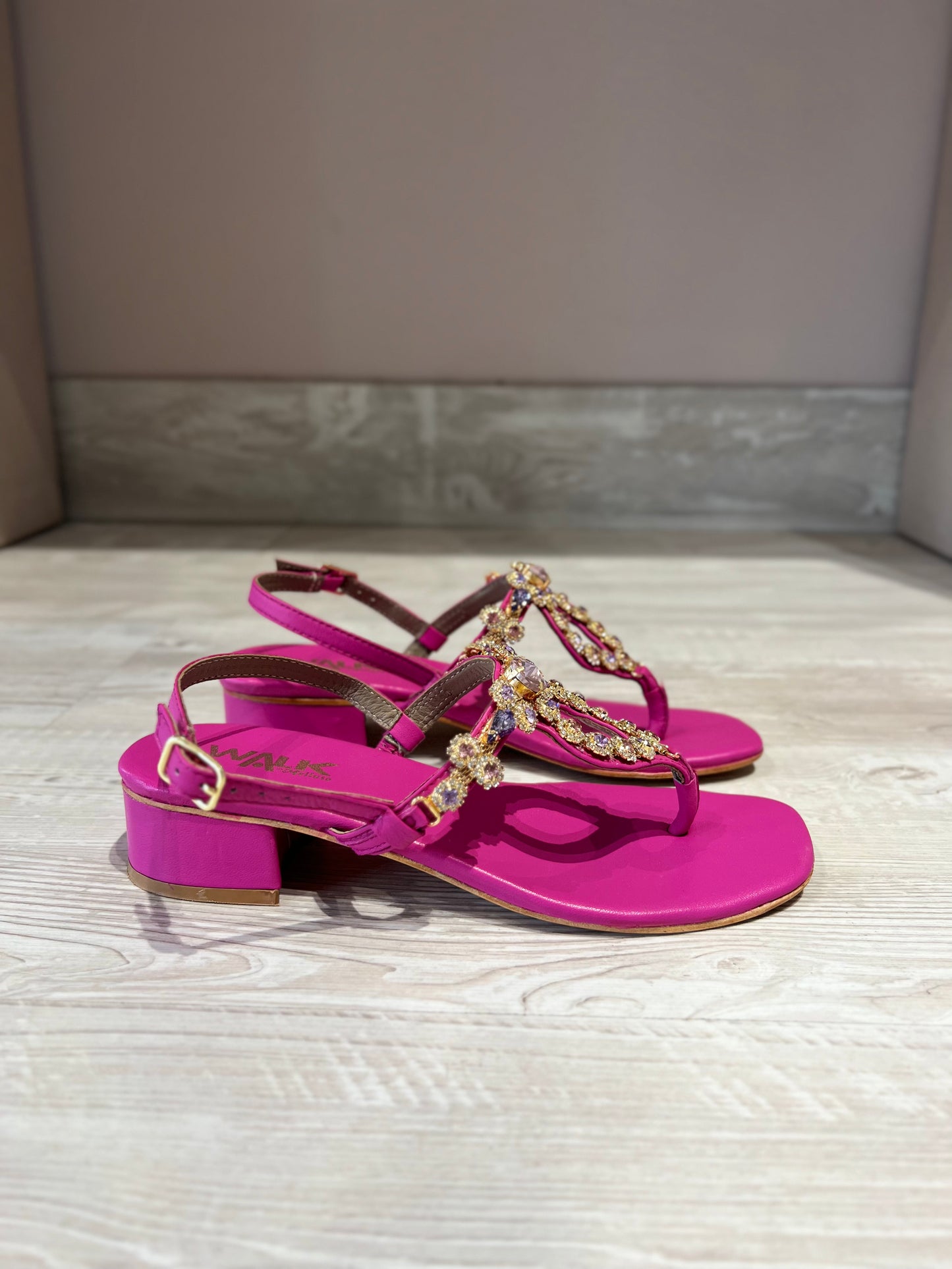 Sandalo infradito con tacco e accessorio multicolor fucsia -K58019