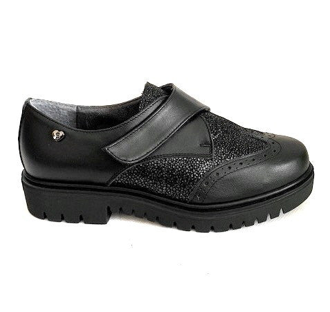 Scarpa con strappo