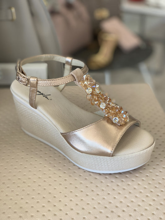 Sandalo platform colore champagne con strass