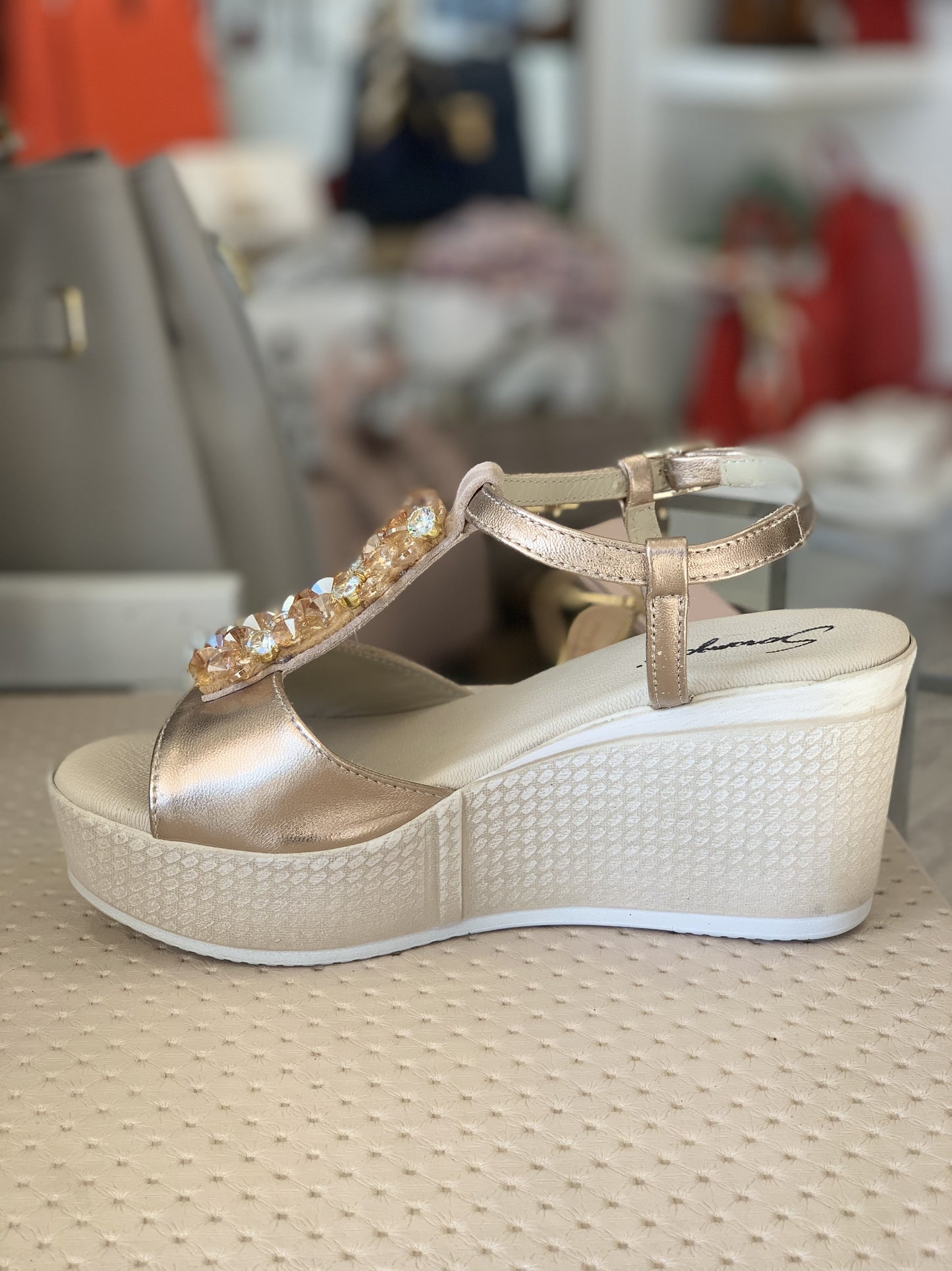 Sandalo platform colore champagne con strass