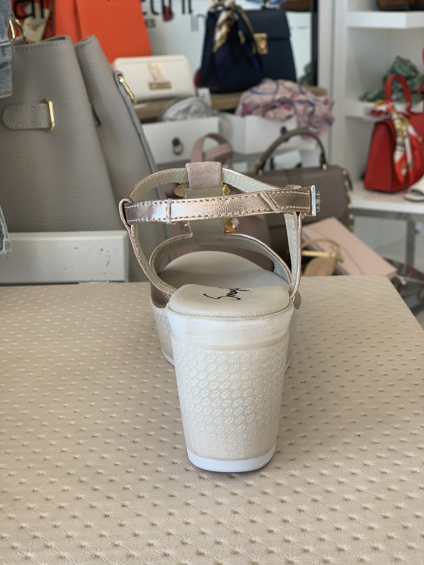 Sandalo platform colore champagne con strass