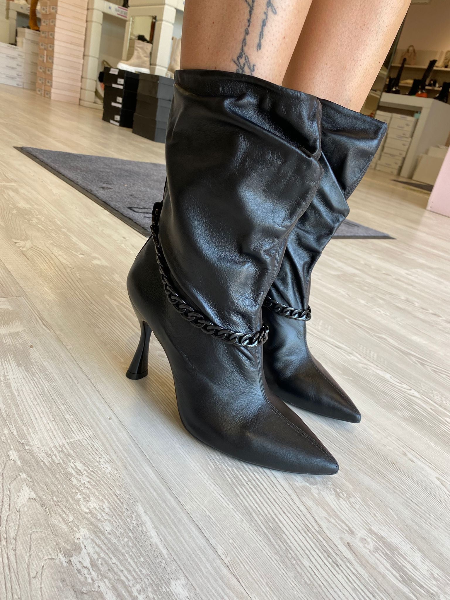 Stivaletto comodo in pelle nera morbida con catena e tacco a