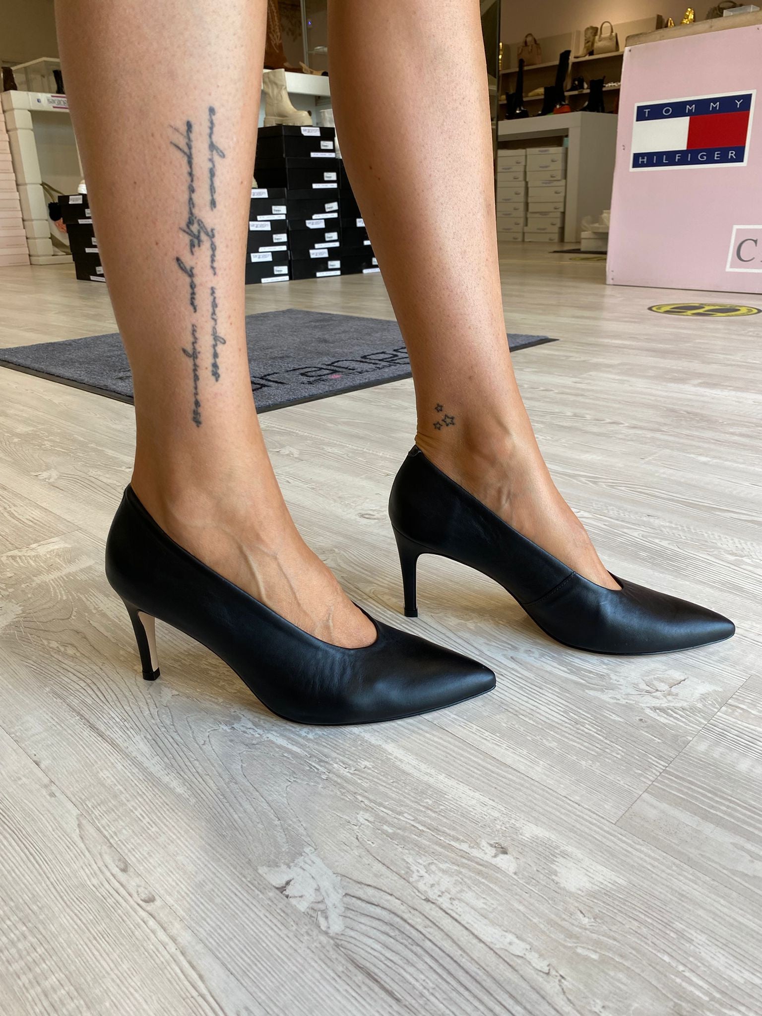 Decolletè in pelle nero con scollo a uovo, accollata, tacco 7cm comodo