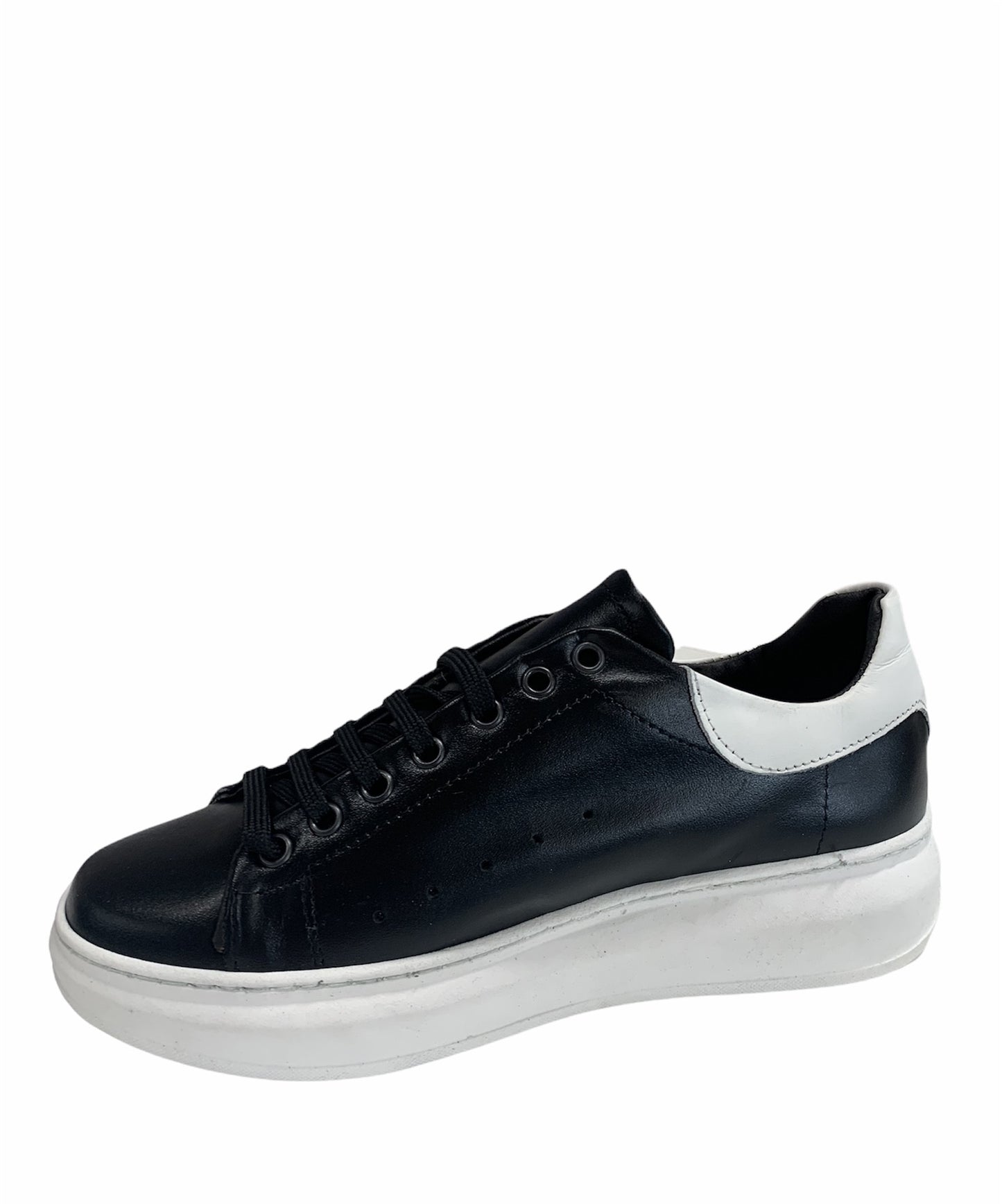 Sneakers nere fondo bianco