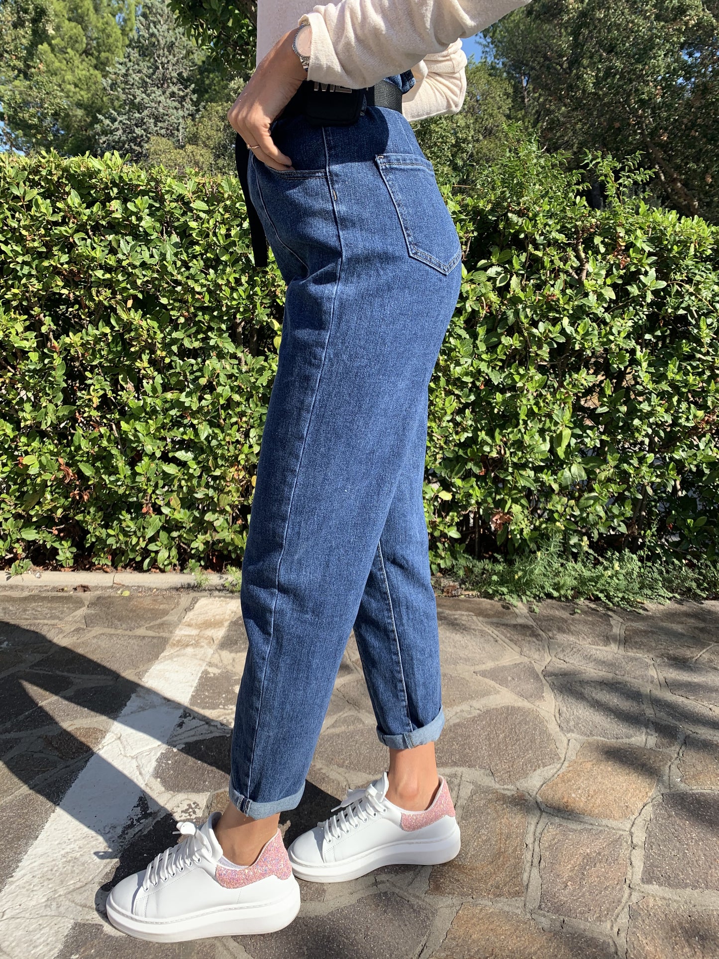 Mom jeans vita alta con cintura borsello