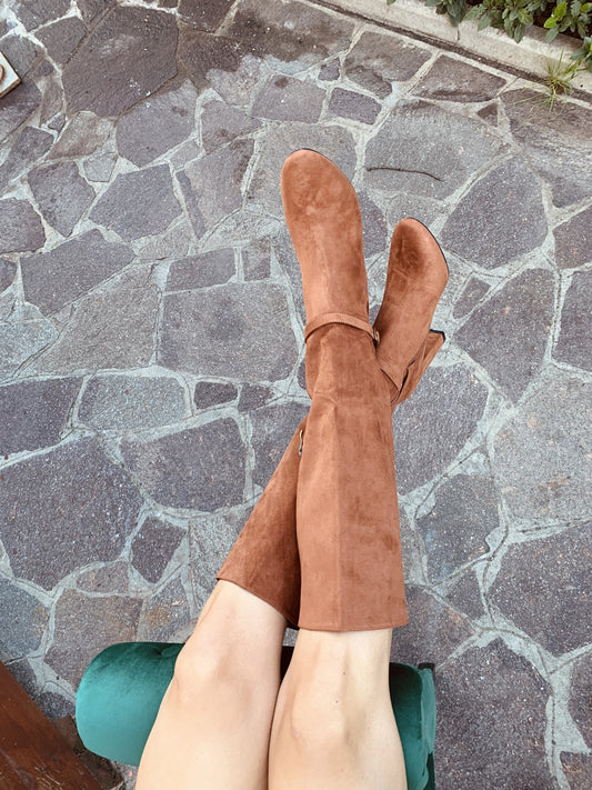 Stivale a tubo in ecocamoscio color terra bruciata