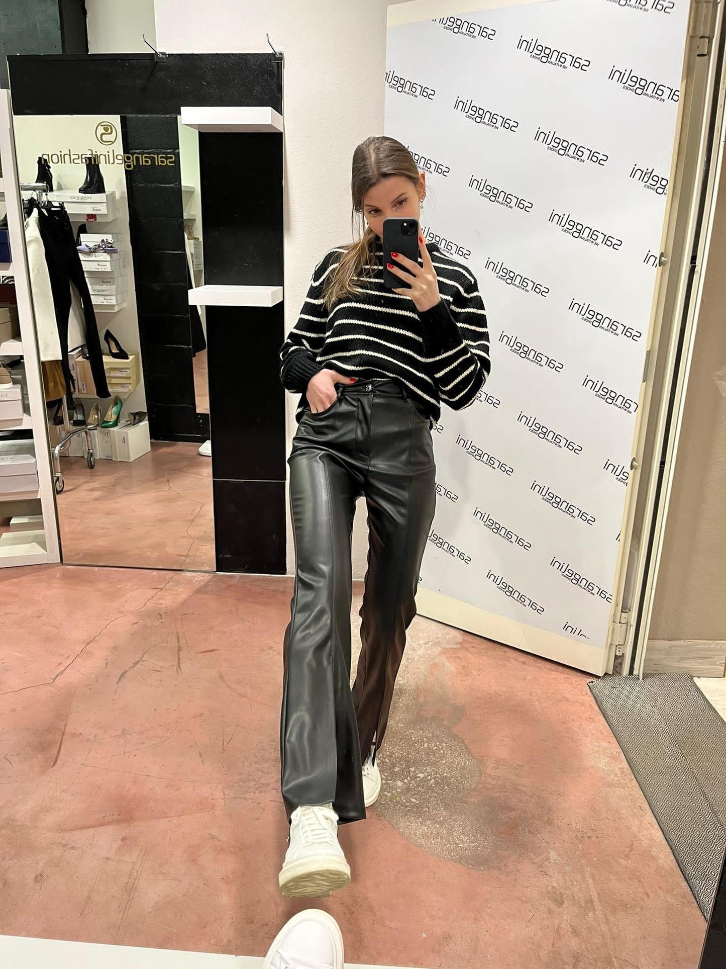 Pantaloni in eco-pelle con spacchi