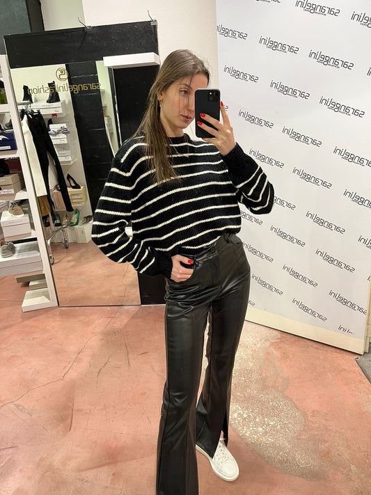 Pantaloni in eco-pelle con spacchi