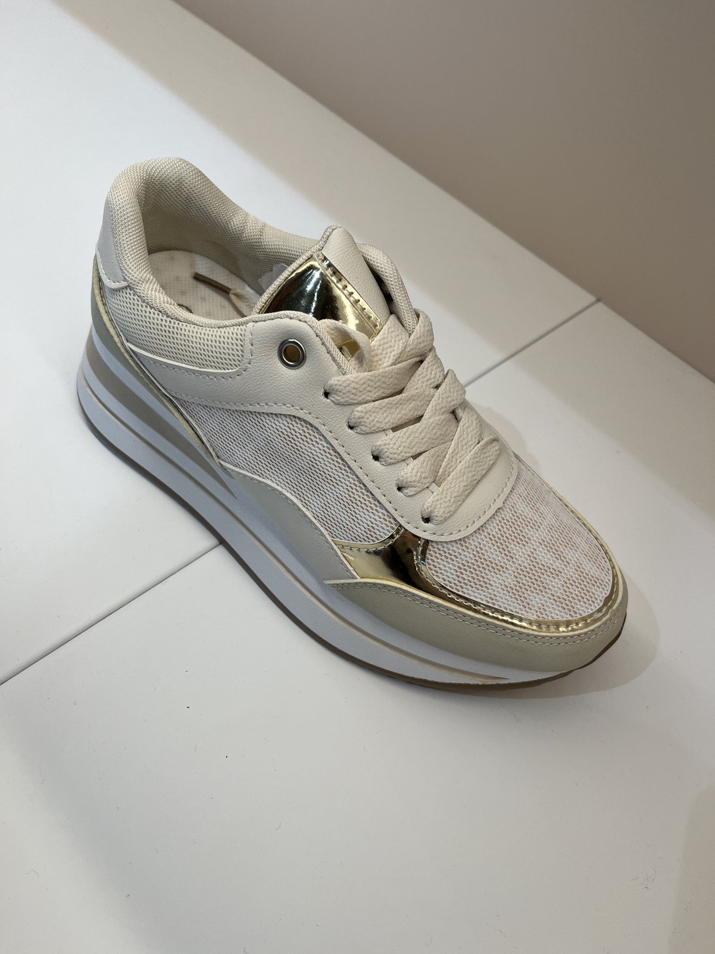 sneakers ecopelle beige con profili in oro