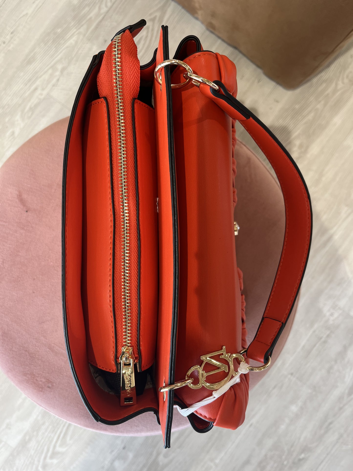 Bauletto con grossa infilatura color corallo