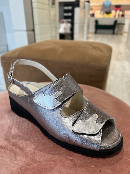 Sandalo comfort predisposto con strappo laminato acciaio