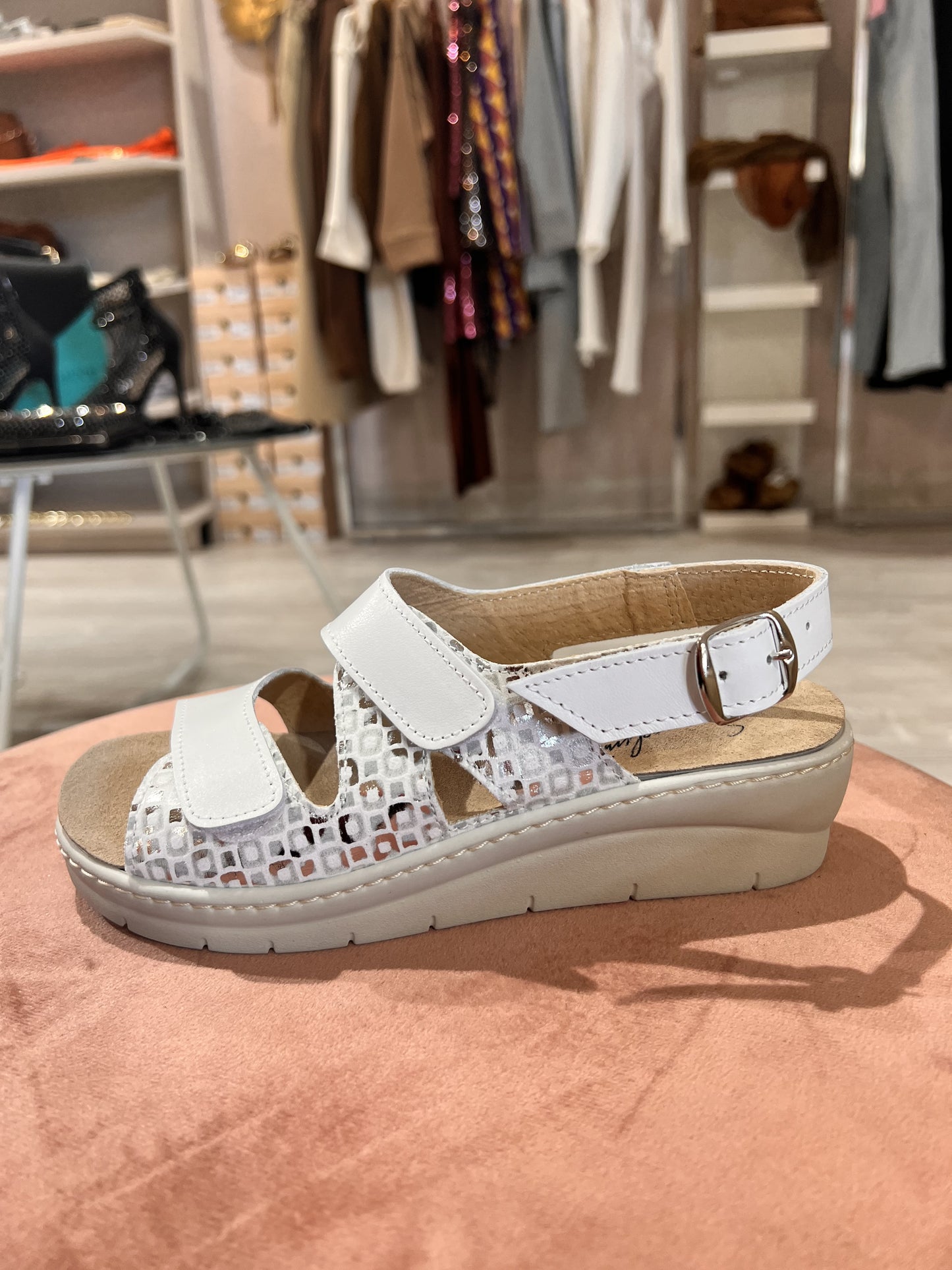 Sandalo comfort predisposto con strappo bianco