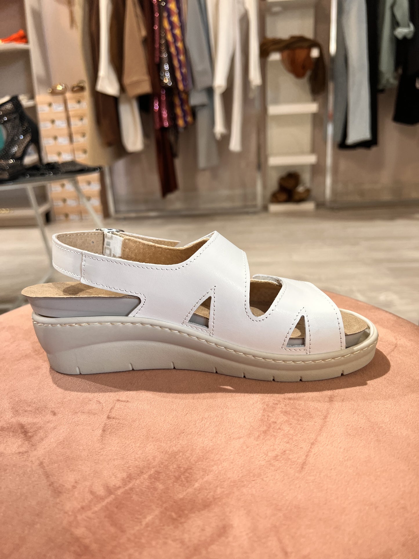 Sandalo comfort predisposto con strappo bianco