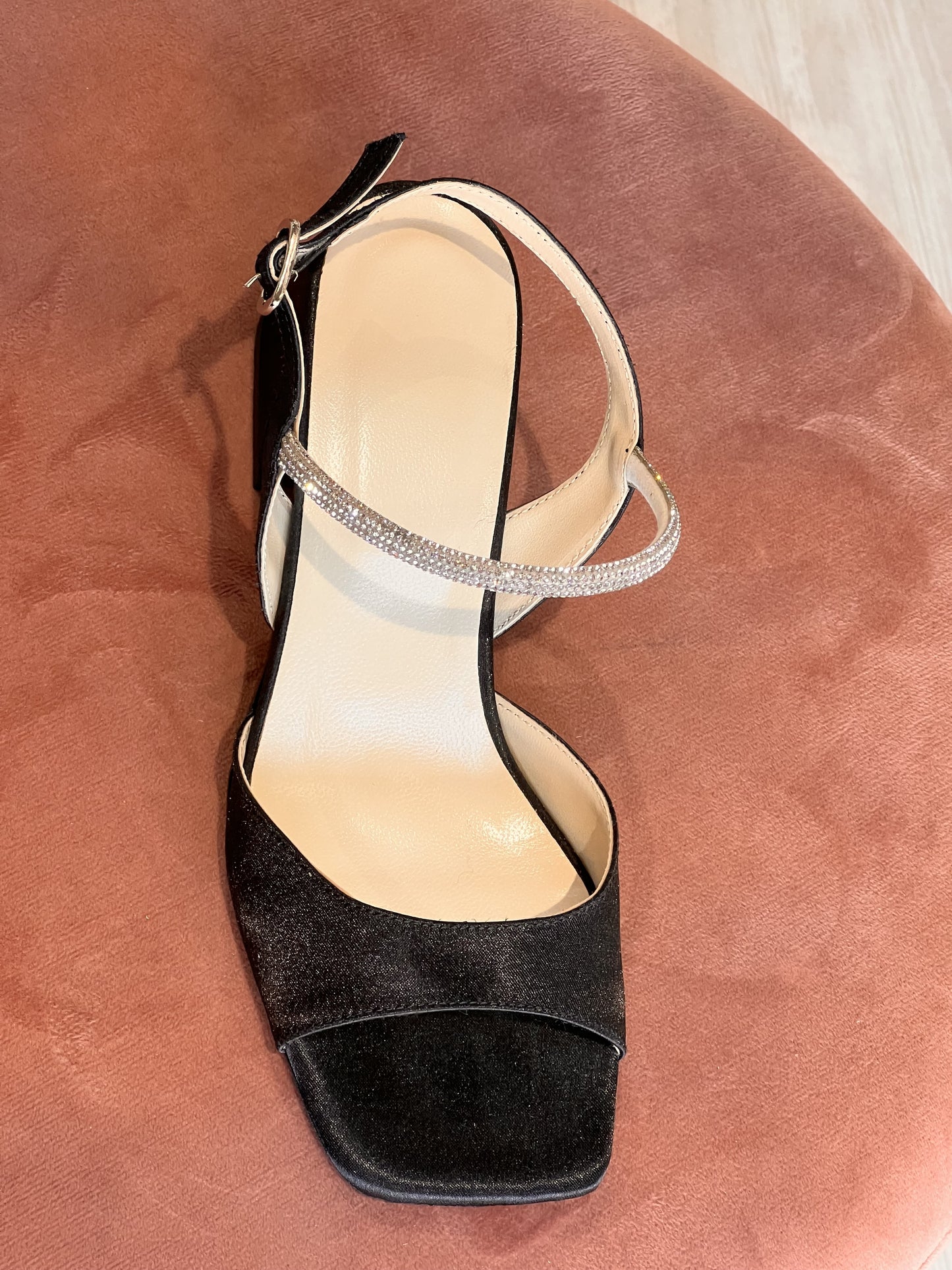 Sandalo tacco basso in raso nero e strass