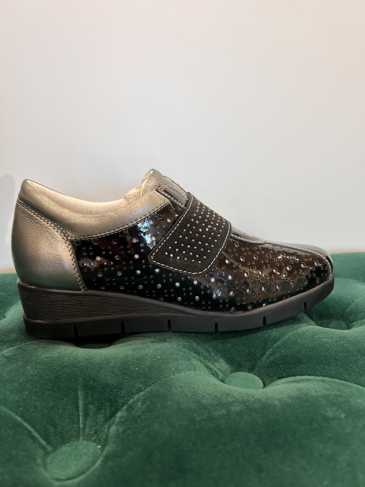 Scarpa con strappo traforata in vernice nero