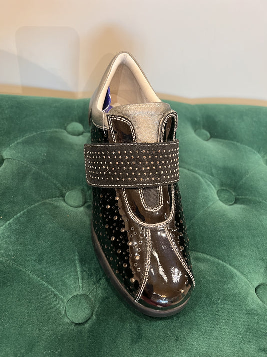 Scarpa con strappo traforata in vernice nero