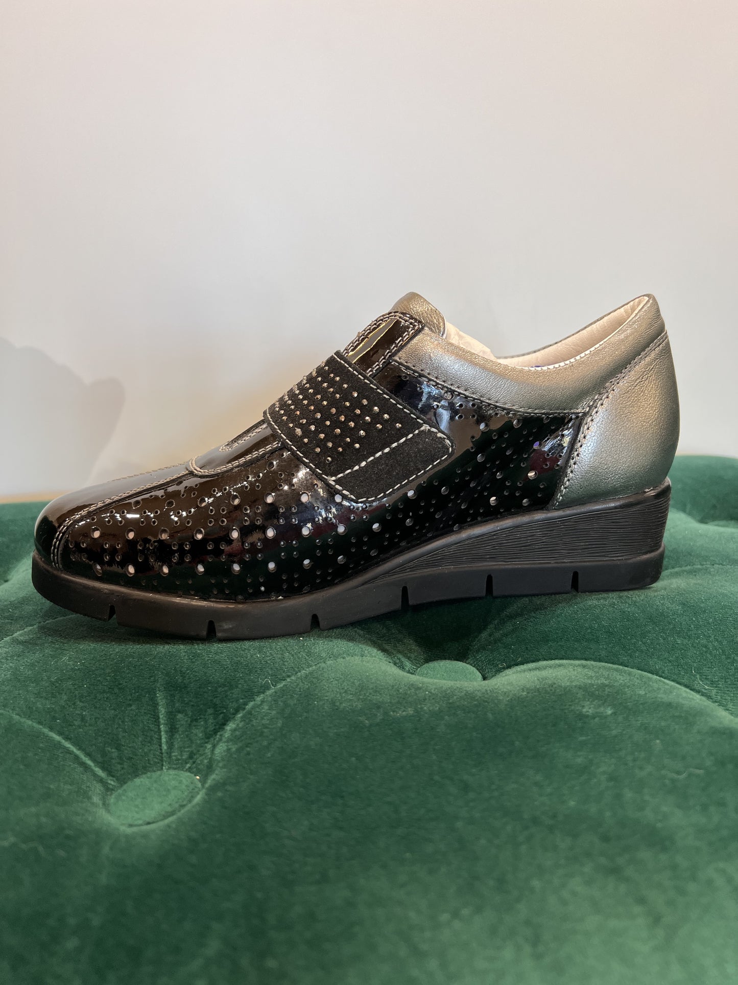 Scarpa con strappo traforata in vernice nero