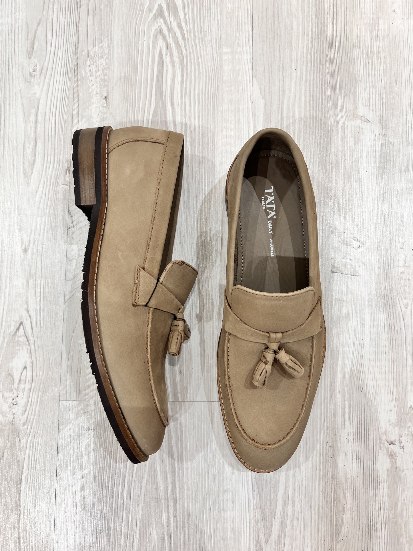 Mocassini con nappine in suede taupe - N049TA