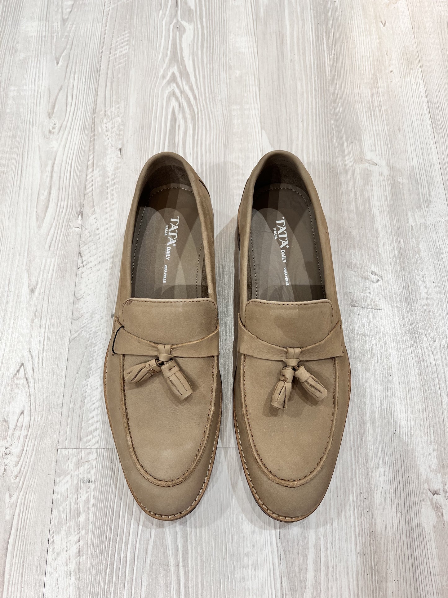 Mocassini con nappine in suede taupe - N049TA