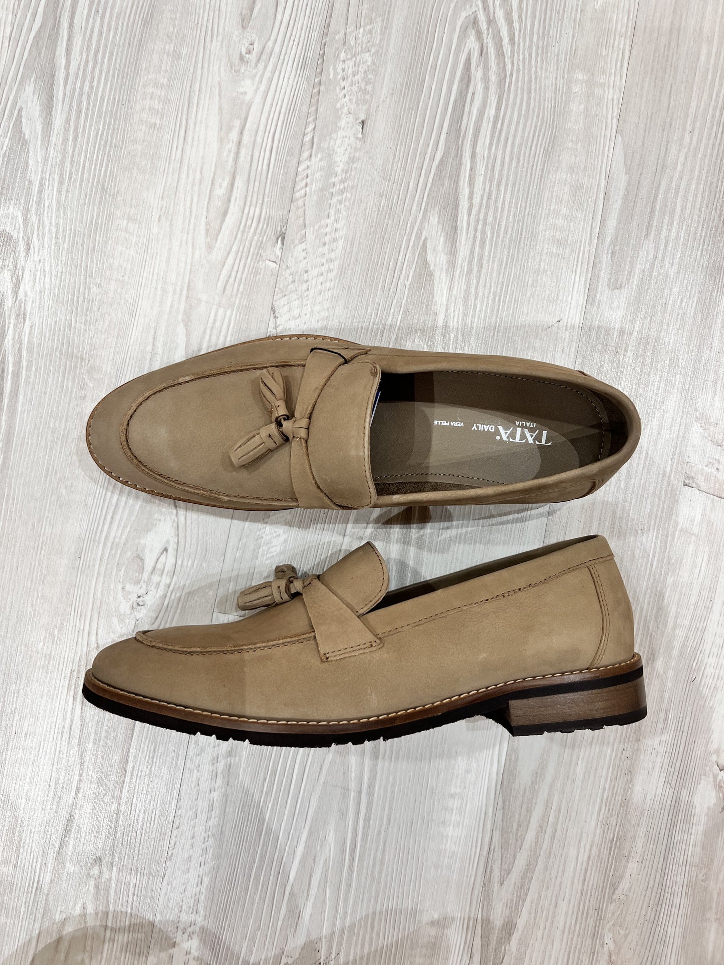 Mocassini con nappine in suede taupe - N049TA