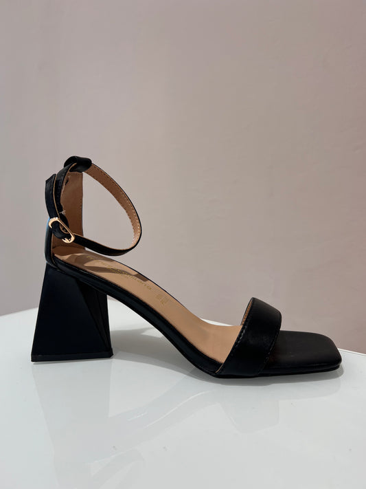 Sandalo con tacco geometrico in pelle nero - C2103AN