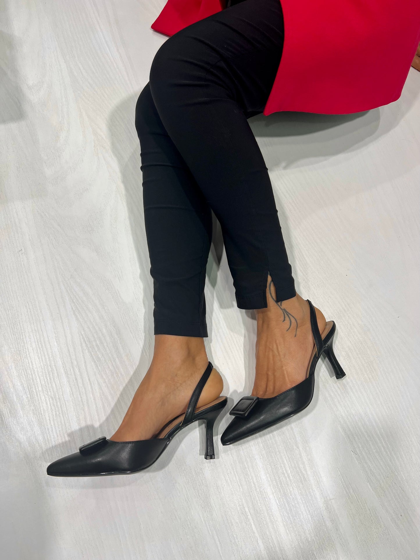 Slingback in pelle nero con accessorio -A0802AN
