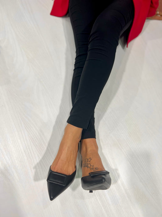 Slingback in pelle nero con accessorio -A0802AN