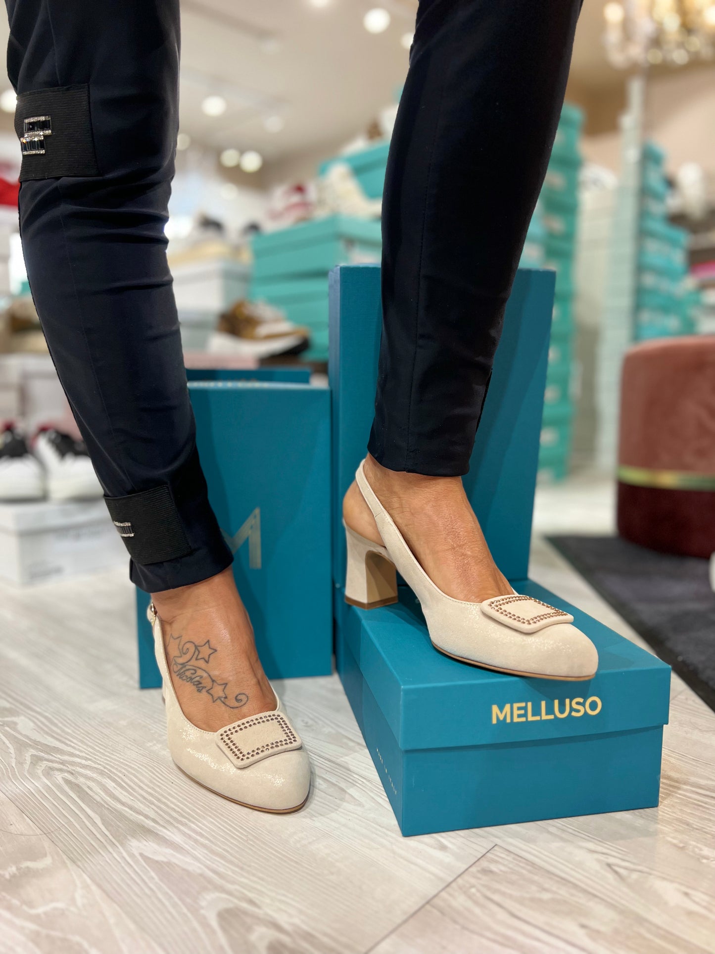 Slingback in camoscio champagne con accessorio Melluso X519