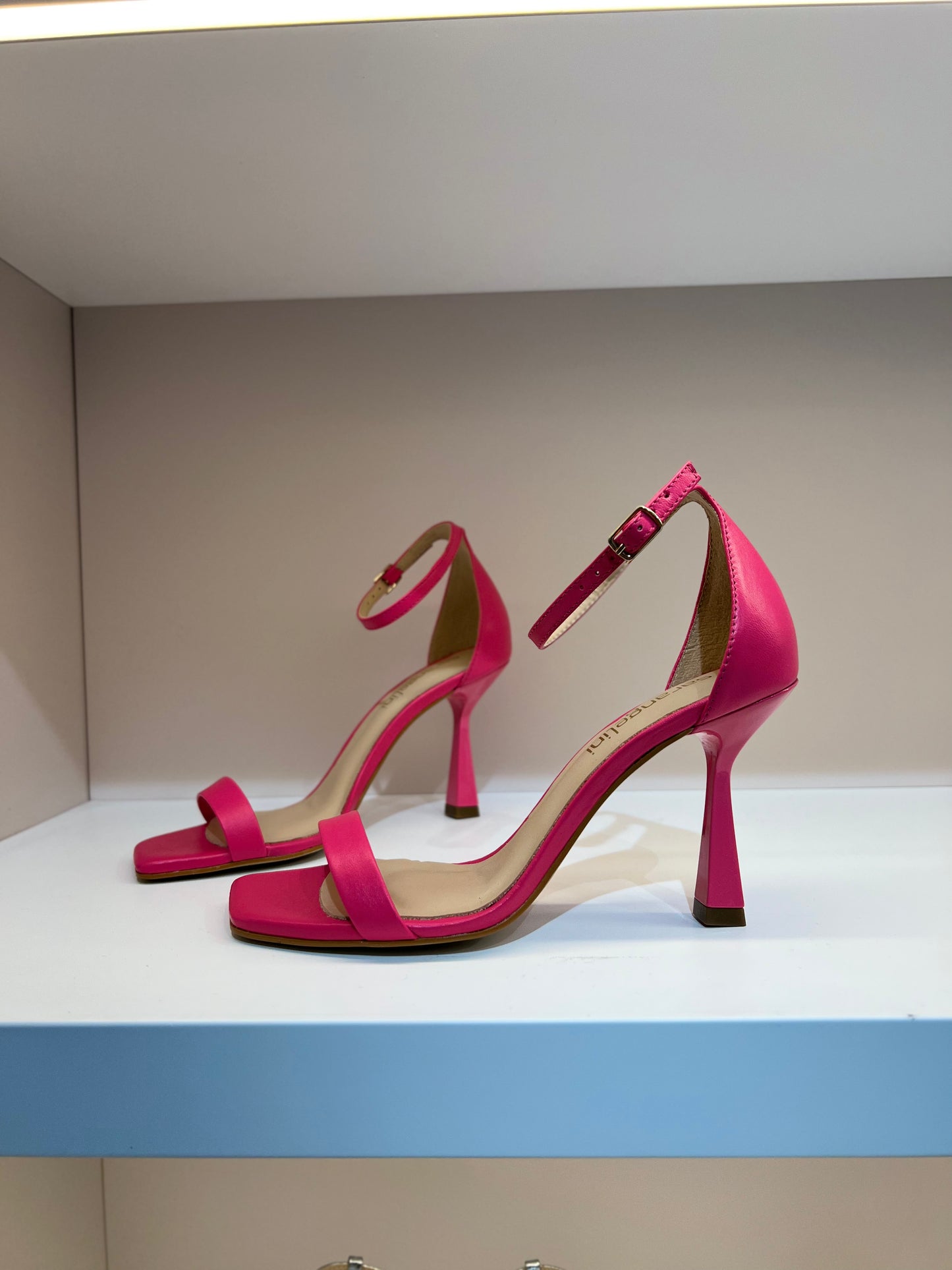 Sandalo con tacco chiuso dietro fucsia -2086C2