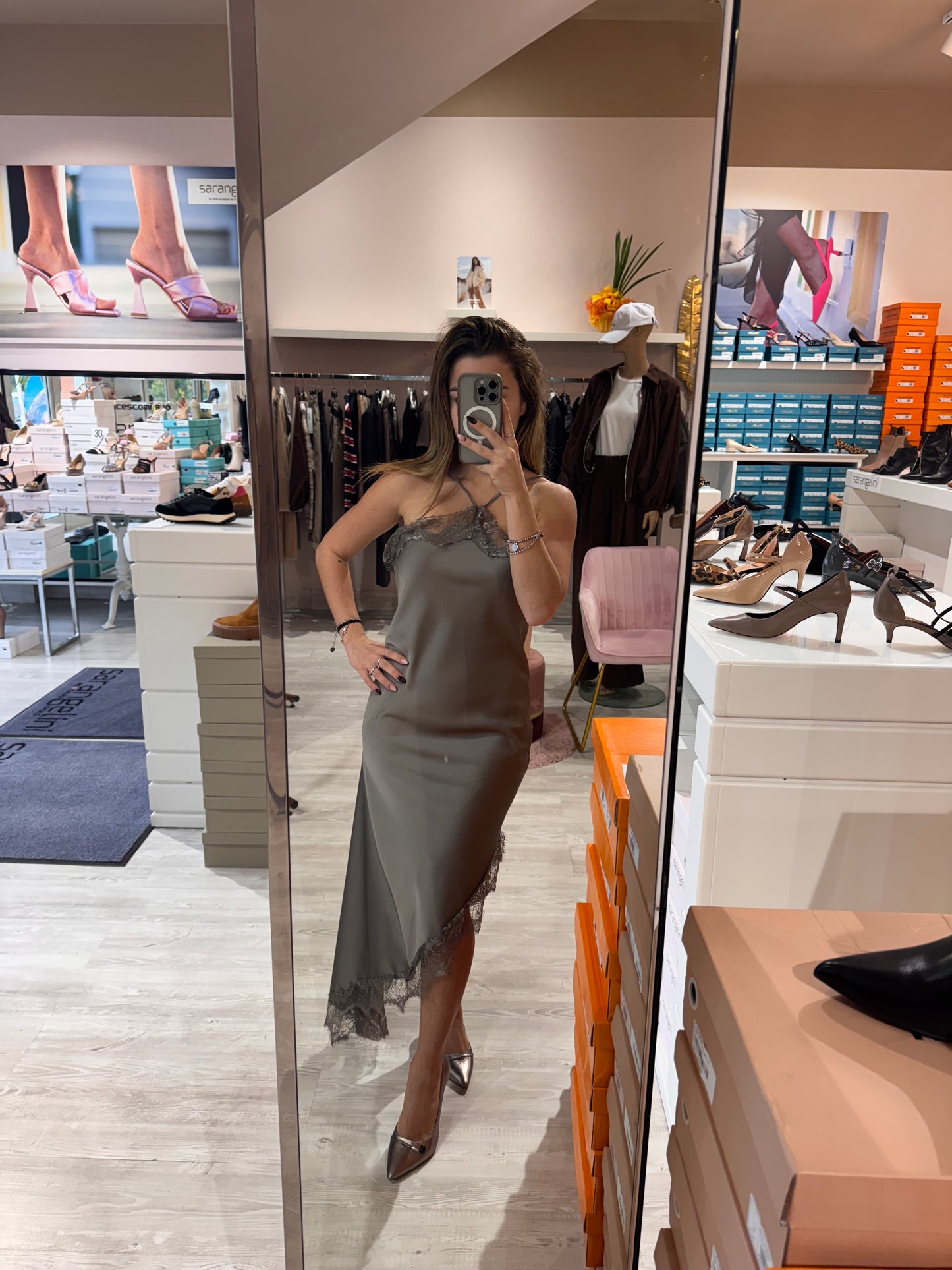 Abito scollo americana satin e pizzo