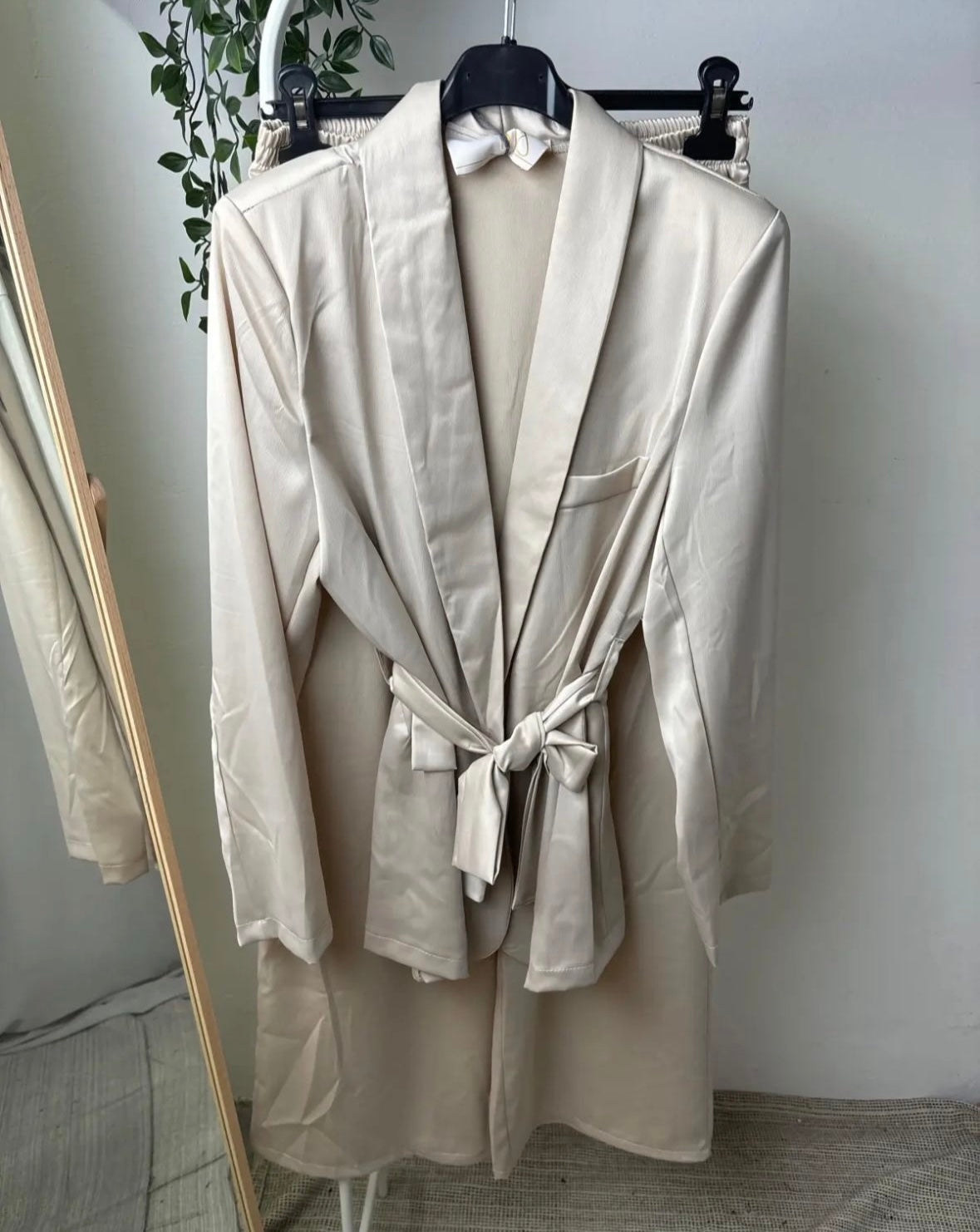Completo satin beige