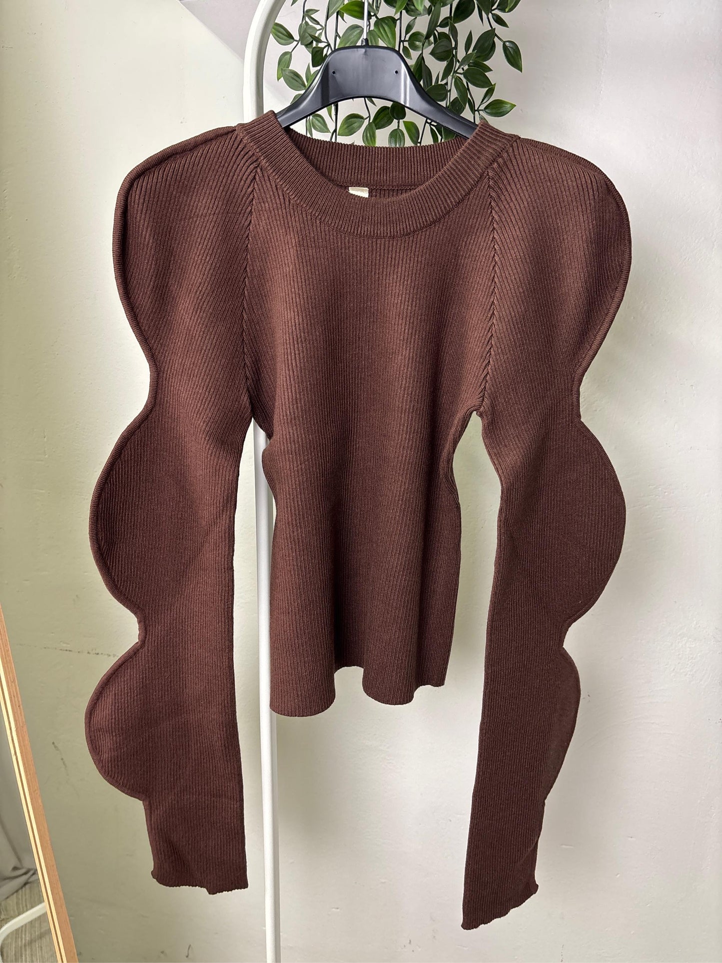 Maglia a costine maniche ondulate