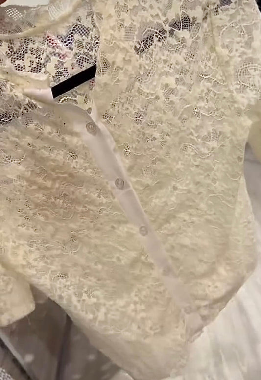 Maglia in pizzo con bottoni