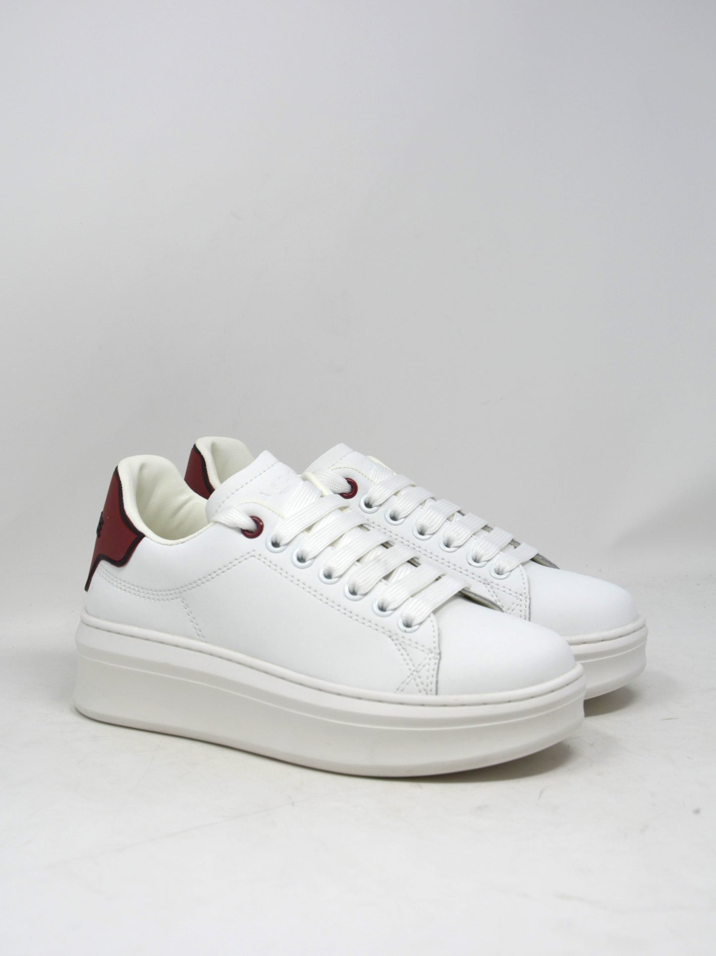 Sneaker in pelle bianca con tallonetta borgogna -W01450