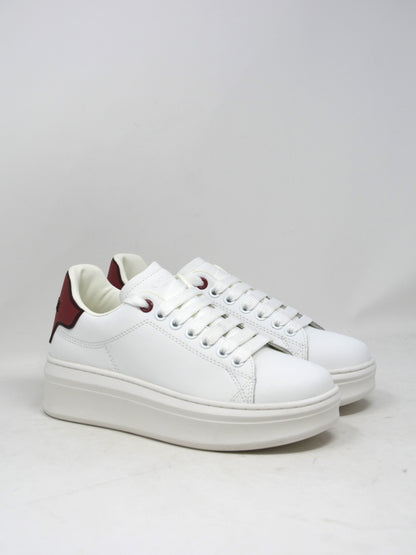 Sneaker in pelle bianca con tallonetta borgogna -W01450