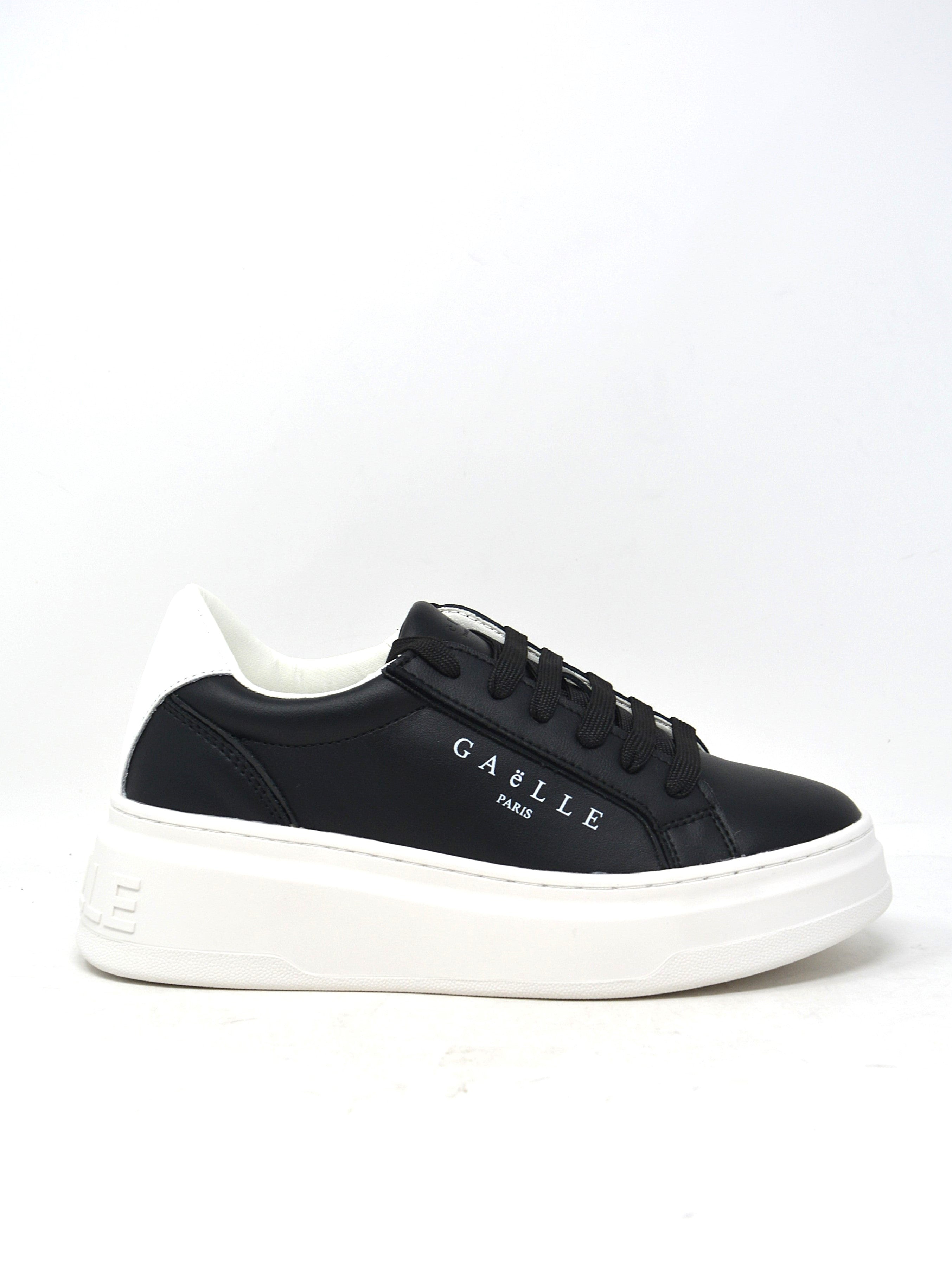 Sneaker nera in pelle -W01477