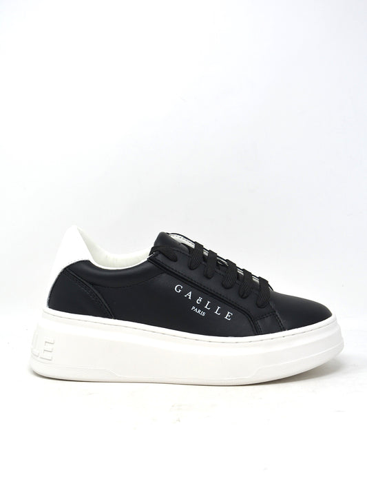 Sneaker nera in pelle -W01477