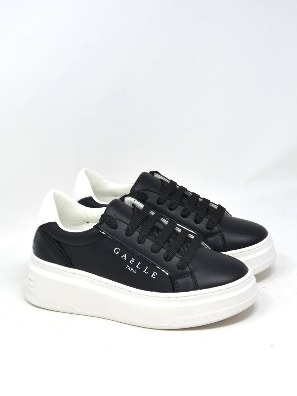 Sneaker nera in pelle -W01477
