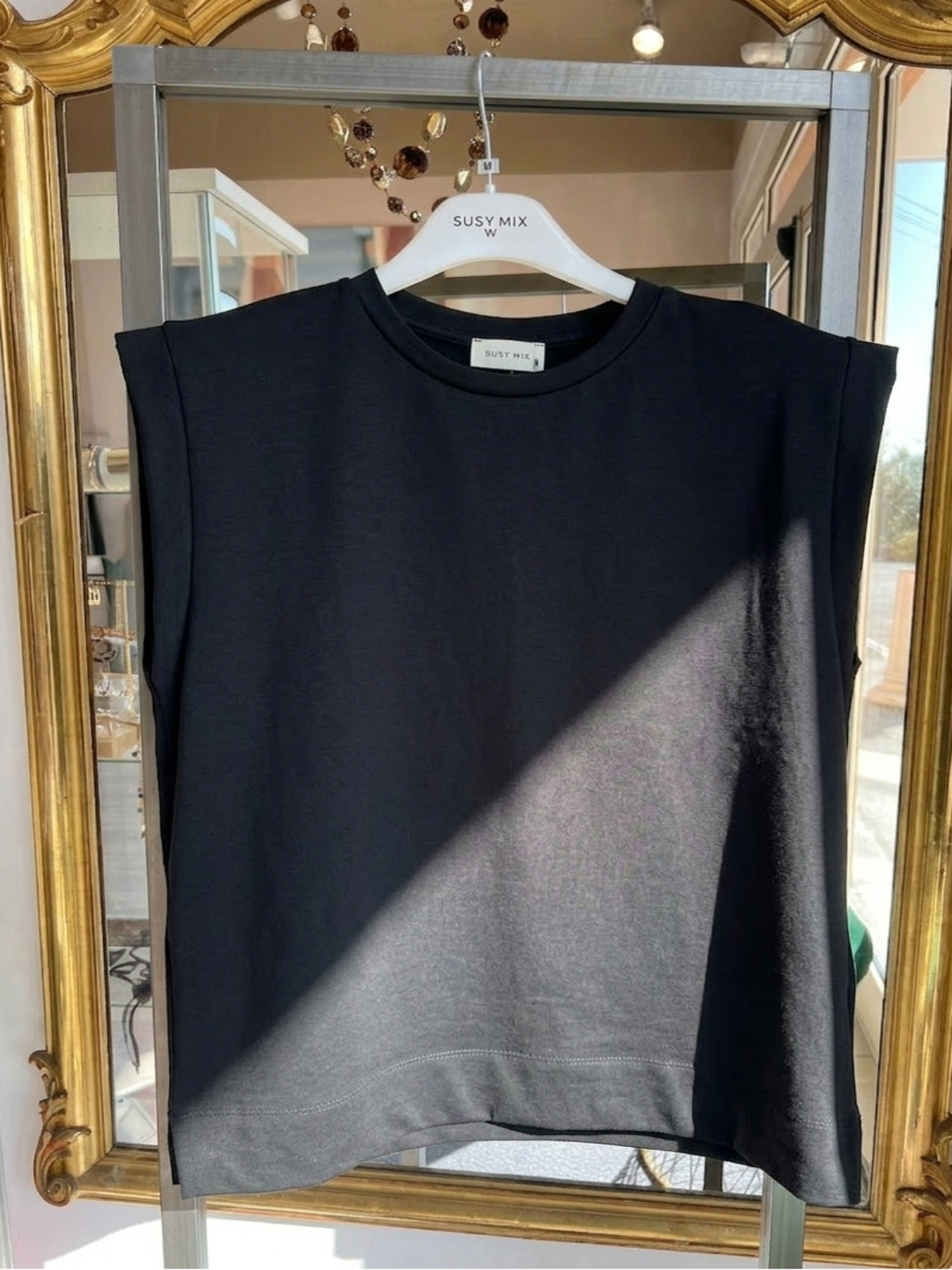 Top smanicato con spalline nero V_SMXM00