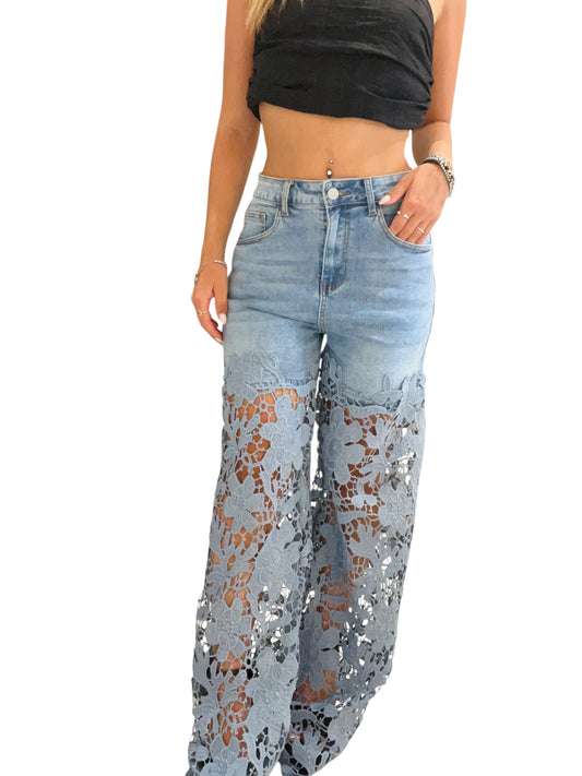 Jeans con pizzo sul fondo