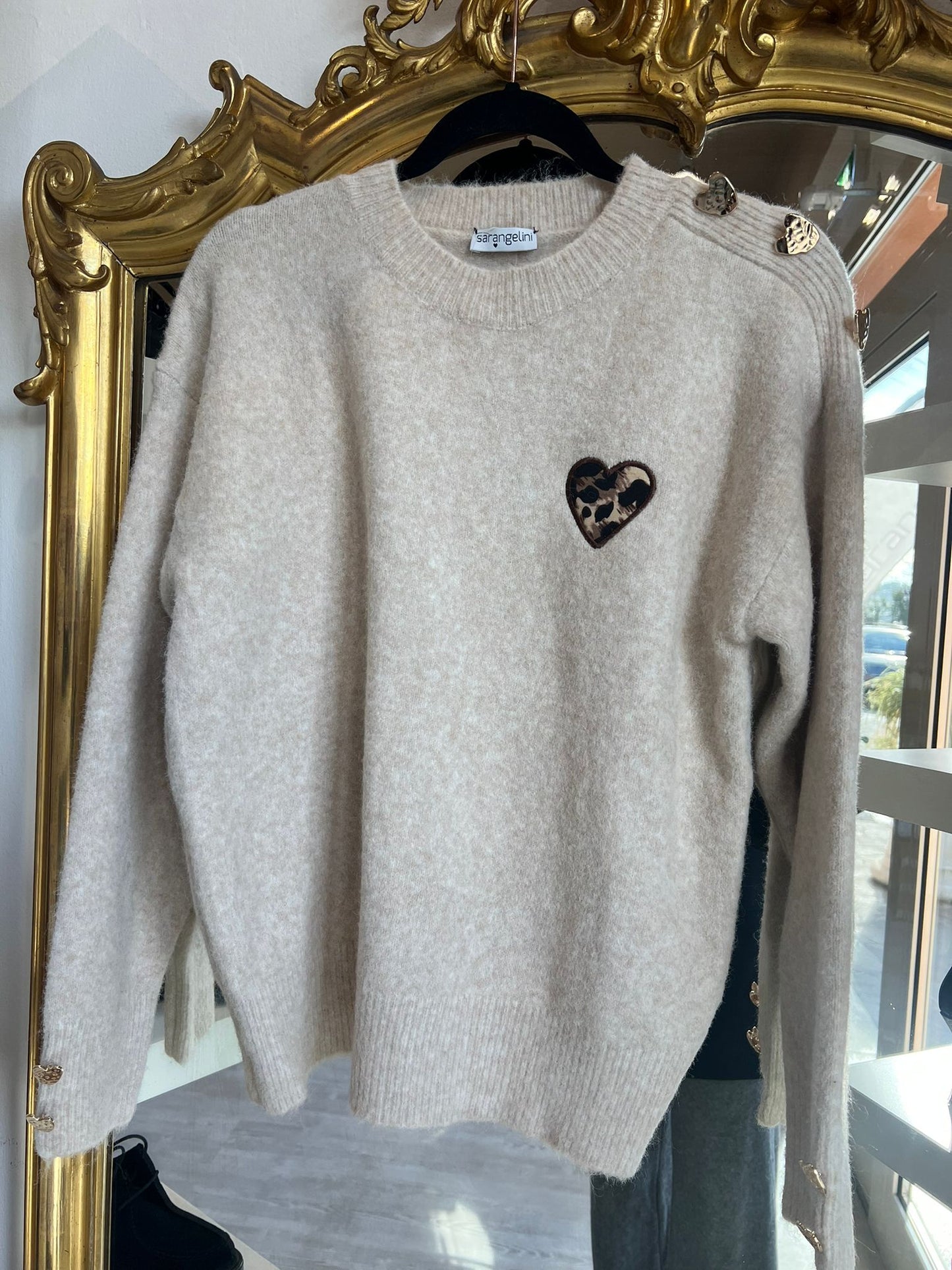 Maglione cuore con borchia