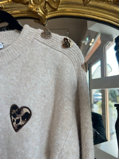 Maglione cuore con borchia